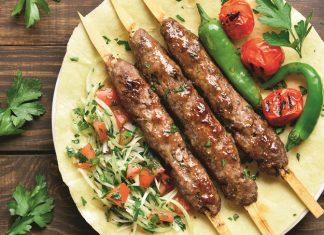 Kebap ustalarının rekabeti, Türkiye’nin köklü gastronomi geleneği içinde hem ustalık hem de prestij açısından önemli bir yer tutuyor. Yüzyıllardır aktarılan kebap yapım sanatı, günümüzde yalnızca bir yemek üretimi değil aynı zamanda ustalık, deneyim ve itibar yarışı haline gelmiş durumda. Özellikle büyük şehirlerde artan restoran sayısı, bu rekabeti daha görünür ve daha yoğun hale getiriyor. Konulu bir haber görseli.