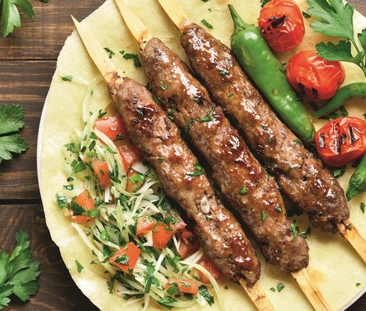 Kebap ustalarının rekabeti, Türkiye’nin köklü gastronomi geleneği içinde hem ustalık hem de prestij açısından önemli bir yer tutuyor. Yüzyıllardır aktarılan kebap yapım sanatı, günümüzde yalnızca bir yemek üretimi değil aynı zamanda ustalık, deneyim ve itibar yarışı haline gelmiş durumda. Özellikle büyük şehirlerde artan restoran sayısı, bu rekabeti daha görünür ve daha yoğun hale getiriyor. Konulu bir haber görseli.
