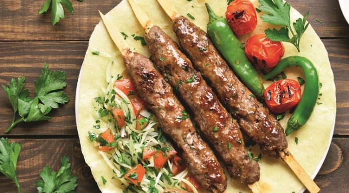 Kebap ustalarının rekabeti, Türkiye’nin köklü gastronomi geleneği içinde hem ustalık hem de prestij açısından önemli bir yer tutuyor. Yüzyıllardır aktarılan kebap yapım sanatı, günümüzde yalnızca bir yemek üretimi değil aynı zamanda ustalık, deneyim ve itibar yarışı haline gelmiş durumda. Özellikle büyük şehirlerde artan restoran sayısı, bu rekabeti daha görünür ve daha yoğun hale getiriyor. Konulu bir haber görseli.