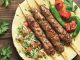 Kebap ustalarının rekabeti, Türkiye’nin köklü gastronomi geleneği içinde hem ustalık hem de prestij açısından önemli bir yer tutuyor. Yüzyıllardır aktarılan kebap yapım sanatı, günümüzde yalnızca bir yemek üretimi değil aynı zamanda ustalık, deneyim ve itibar yarışı haline gelmiş durumda. Özellikle büyük şehirlerde artan restoran sayısı, bu rekabeti daha görünür ve daha yoğun hale getiriyor. Konulu bir haber görseli.