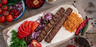 Kebap Videolarının Viral Olması Kebap videolarının viral olması, dijital dünyanın gelişmesiyle birlikte gastronomi sektöründe en dikkat çeken konular arasında yer alıyor. Sosyal medya platformlarında milyonlarca izlenmeye ulaşan kebap videoları, yalnızca yemek tutkunlarının değil, farklı yaş gruplarından kullanıcıların da ilgisini çekiyor. Ateşte pişen et görüntüleri, ustaların seri hareketleri ve özenli sunumlar, kısa sürede yüksek etkileşim alarak viral içeriklere dönüşebiliyor. Konulu bir haber görseli.