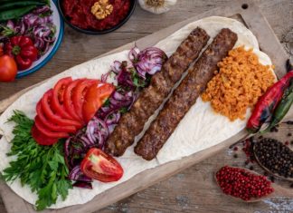 Kebap videolarının viral olması, dijital dünyanın gelişmesiyle birlikte gastronomi sektöründe en dikkat çeken konular arasında yer alıyor. Sosyal medya platformlarında milyonlarca izlenmeye ulaşan kebap videoları, yalnızca yemek tutkunlarının değil, farklı yaş gruplarından kullanıcıların da ilgisini çekiyor. Ateşte pişen et görüntüleri, ustaların seri hareketleri ve özenli sunumlar, kısa sürede yüksek etkileşim alarak viral içeriklere dönüşebiliyor. Konulu bir haber görseli.