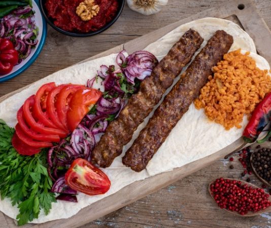 Kebap videolarının viral olması, dijital dünyanın gelişmesiyle birlikte gastronomi sektöründe en dikkat çeken konular arasında yer alıyor. Sosyal medya platformlarında milyonlarca izlenmeye ulaşan kebap videoları, yalnızca yemek tutkunlarının değil, farklı yaş gruplarından kullanıcıların da ilgisini çekiyor. Ateşte pişen et görüntüleri, ustaların seri hareketleri ve özenli sunumlar, kısa sürede yüksek etkileşim alarak viral içeriklere dönüşebiliyor. Konulu bir haber görseli.