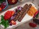Kebap videolarının viral olması, dijital dünyanın gelişmesiyle birlikte gastronomi sektöründe en dikkat çeken konular arasında yer alıyor. Sosyal medya platformlarında milyonlarca izlenmeye ulaşan kebap videoları, yalnızca yemek tutkunlarının değil, farklı yaş gruplarından kullanıcıların da ilgisini çekiyor. Ateşte pişen et görüntüleri, ustaların seri hareketleri ve özenli sunumlar, kısa sürede yüksek etkileşim alarak viral içeriklere dönüşebiliyor. Konulu bir haber görseli.