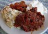 Kebap Yanında Meze Trendleri, Türk mutfağının zengin gastronomi kültürünü yansıtan en önemli unsurlar arasında yer alıyor. Geleneksel kebap sofraları yalnızca ana yemekten oluşmuyor; özenle hazırlanan meze çeşitleri de bu deneyimin ayrılmaz bir parçası olarak dikkat çekiyor. Günümüzde restoranlar, klasik mezelerin yanı sıra modern tariflere de menülerinde yer vererek müşterilerine daha geniş seçenekler sunuyor. Bu yaklaşım hem sofraların görselliğini artırıyor hem de farklı damak tatlarına hitap eden zengin bir yemek deneyimi oluşturuyor. Konulu bir haber görseli.