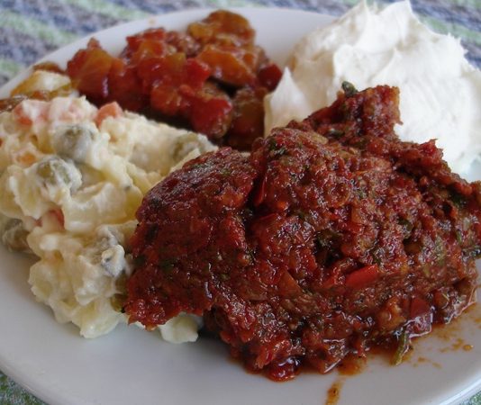 Kebap Yanında Meze Trendleri Kebap Yanında Meze Trendleri, Türk mutfağının zengin gastronomi kültürünü yansıtan en önemli unsurlar arasında yer alıyor. Geleneksel kebap sofraları yalnızca ana yemekten oluşmuyor; özenle hazırlanan meze çeşitleri de bu deneyimin ayrılmaz bir parçası olarak dikkat çekiyor. Günümüzde restoranlar, klasik mezelerin yanı sıra modern tariflere de menülerinde yer vererek müşterilerine daha geniş seçenekler sunuyor. Bu yaklaşım hem sofraların görselliğini artırıyor hem de farklı damak tatlarına hitap eden zengin bir yemek deneyimi oluşturuyor. Konulu bir haber görseli.