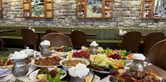 Türk mutfağının en güçlü temsilcilerinden biri olan Kebap, son yıllarda yalnızca geleneksel restoranlarda değil, kurumsal yapıya sahip zincir işletmeler aracılığıyla da geniş kitlelere ulaşıyor. Artan tüketici talebi ve değişen hizmet anlayışı, birçok markanın farklı şehirlerde yeni şubeler açmasına olanak sağlıyor. Bu büyüme süreci, hem sektörün ekonomik hacmini artırıyor hem de kebap kültürünün daha geniş coğrafyalarda tanınmasına katkıda bulunuyor. Konulu bir haber görseli.