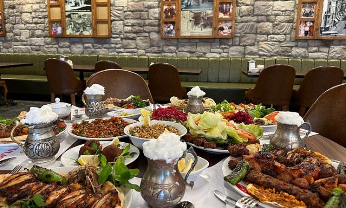 Türk mutfağının en güçlü temsilcilerinden biri olan Kebap, son yıllarda yalnızca geleneksel restoranlarda değil, kurumsal yapıya sahip zincir işletmeler aracılığıyla da geniş kitlelere ulaşıyor. Artan tüketici talebi ve değişen hizmet anlayışı, birçok markanın farklı şehirlerde yeni şubeler açmasına olanak sağlıyor. Bu büyüme süreci, hem sektörün ekonomik hacmini artırıyor hem de kebap kültürünün daha geniş coğrafyalarda tanınmasına katkıda bulunuyor. Konulu bir haber görseli.