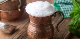 Kebap ve Ayran Kültürü, Türk mutfağının en köklü yemek alışkanlıklarından biri olarak yıllardır sofralardaki yerini koruyor. Lezzetli bir kebap deneyiminin en önemli tamamlayıcılarından biri kabul edilen ayran, sade yapısı ve ferahlatıcı özelliğiyle et yemekleriyle uyum sağlayan geleneksel içecekler arasında bulunuyor. Anadolu'nun birçok bölgesinde kebap sofraları ayransız düşünülmezken, bu ikili zamanla gastronomi kültürünün simgelerinden biri haline gelmiş durumda. Konulu bir haber görseli.