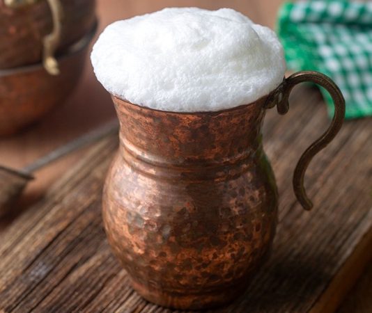 Kebap ve Ayran Kültürü, Türk mutfağının en köklü yemek alışkanlıklarından biri olarak yıllardır sofralardaki yerini koruyor. Lezzetli bir kebap deneyiminin en önemli tamamlayıcılarından biri kabul edilen ayran, sade yapısı ve ferahlatıcı özelliğiyle et yemekleriyle uyum sağlayan geleneksel içecekler arasında bulunuyor. Anadolu'nun birçok bölgesinde kebap sofraları ayransız düşünülmezken, bu ikili zamanla gastronomi kültürünün simgelerinden biri haline gelmiş durumda. Konulu bir haber görseli.