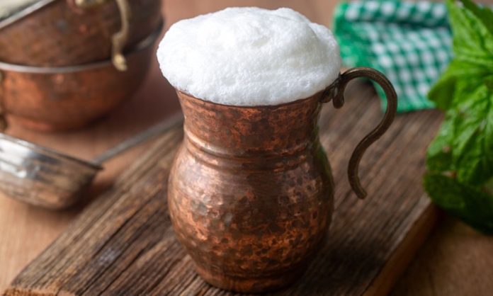 Kebap ve Ayran Kültürü, Türk mutfağının en köklü yemek alışkanlıklarından biri olarak yıllardır sofralardaki yerini koruyor. Lezzetli bir kebap deneyiminin en önemli tamamlayıcılarından biri kabul edilen ayran, sade yapısı ve ferahlatıcı özelliğiyle et yemekleriyle uyum sağlayan geleneksel içecekler arasında bulunuyor. Anadolu'nun birçok bölgesinde kebap sofraları ayransız düşünülmezken, bu ikili zamanla gastronomi kültürünün simgelerinden biri haline gelmiş durumda. Konulu bir haber görseli.