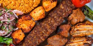 Türkiye’nin zengin mutfak kültürü içinde özel bir yere sahip olan kebap, yalnızca bir yemek türü değil aynı zamanda yüzyıllardır aktarılan bir kültürel miras olarak kabul ediliyor. Farklı coğrafyalarda gelişen kebap çeşitleri, toplumların yaşam biçimlerini, üretim alışkanlıklarını ve sosyal etkileşimlerini yansıtan önemli bir gastronomi değeri oluşturuyor. Konulu bir haber görseli.
