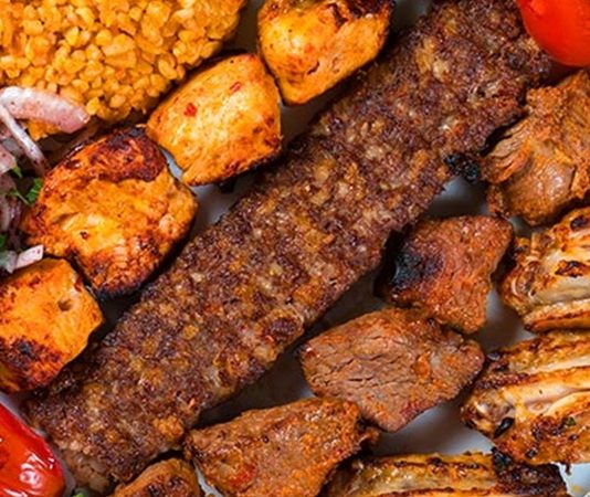 Türkiye’nin zengin mutfak kültürü içinde özel bir yere sahip olan kebap, yalnızca bir yemek türü değil aynı zamanda yüzyıllardır aktarılan bir kültürel miras olarak kabul ediliyor. Farklı coğrafyalarda gelişen kebap çeşitleri, toplumların yaşam biçimlerini, üretim alışkanlıklarını ve sosyal etkileşimlerini yansıtan önemli bir gastronomi değeri oluşturuyor. Konulu bir haber görseli.