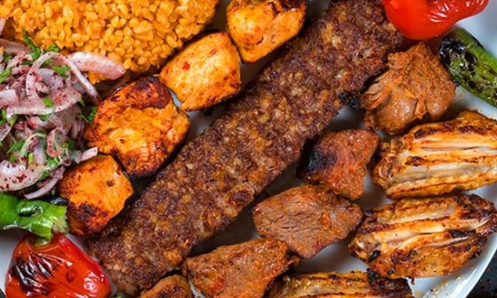 Türkiye’nin zengin mutfak kültürü içinde özel bir yere sahip olan kebap, yalnızca bir yemek türü değil aynı zamanda yüzyıllardır aktarılan bir kültürel miras olarak kabul ediliyor. Farklı coğrafyalarda gelişen kebap çeşitleri, toplumların yaşam biçimlerini, üretim alışkanlıklarını ve sosyal etkileşimlerini yansıtan önemli bir gastronomi değeri oluşturuyor. Konulu bir haber görseli.