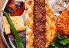Kebap ve Lavaş Kültürü, Türk mutfağının en köklü gastronomi geleneklerinden biri olarak nesilden nesile aktarılmaya devam ediyor. Anadolu'nun birçok bölgesinde hazırlanan kebap, yalnızca etin pişirilme yöntemiyle değil, yanında sunulan lavaş ile de tamamlanan bir lezzet olarak öne çıkıyor. İnce yapısı, yumuşak dokusu ve sıcak servis edilmesi sayesinde lavaş, kebap sofralarının vazgeçilmez unsurlarından biri haline gelmiş durumda. Konulu bir haber görseli.