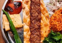 Kebap ve Lavaş Kültürü, Türk mutfağının en köklü gastronomi geleneklerinden biri olarak nesilden nesile aktarılmaya devam ediyor. Anadolu'nun birçok bölgesinde hazırlanan kebap, yalnızca etin pişirilme yöntemiyle değil, yanında sunulan lavaş ile de tamamlanan bir lezzet olarak öne çıkıyor. İnce yapısı, yumuşak dokusu ve sıcak servis edilmesi sayesinde lavaş, kebap sofralarının vazgeçilmez unsurlarından biri haline gelmiş durumda. Konulu bir haber görseli.
