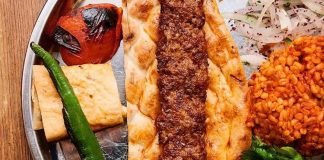 Kebap ve Lavaş Kültürü, Türk mutfağının en köklü gastronomi geleneklerinden biri olarak nesilden nesile aktarılmaya devam ediyor. Anadolu'nun birçok bölgesinde hazırlanan kebap, yalnızca etin pişirilme yöntemiyle değil, yanında sunulan lavaş ile de tamamlanan bir lezzet olarak öne çıkıyor. İnce yapısı, yumuşak dokusu ve sıcak servis edilmesi sayesinde lavaş, kebap sofralarının vazgeçilmez unsurlarından biri haline gelmiş durumda. Konulu bir haber görseli.