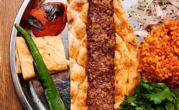 Kebap ve Lavaş Kültürü, Türk mutfağının en köklü gastronomi geleneklerinden biri olarak nesilden nesile aktarılmaya devam ediyor. Anadolu'nun birçok bölgesinde hazırlanan kebap, yalnızca etin pişirilme yöntemiyle değil, yanında sunulan lavaş ile de tamamlanan bir lezzet olarak öne çıkıyor. İnce yapısı, yumuşak dokusu ve sıcak servis edilmesi sayesinde lavaş, kebap sofralarının vazgeçilmez unsurlarından biri haline gelmiş durumda. Konulu bir haber görseli.