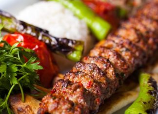 Kebap, Türk mutfağının en sevilen lezzetlerinden biri olarak uzun yıllardır sofralarda önemli bir yere sahip. Geleneksel pişirme teknikleriyle hazırlanan bu özel lezzet, son yıllarda sağlıklı beslenme konusundaki artan farkındalıkla birlikte daha fazla tartışılmaya başlandı. Tüketiciler artık yalnızca lezzeti değil, tükettikleri yiyeceklerin besin değerlerini, hazırlanış yöntemlerini ve içeriklerini de dikkate alıyor. Bu durum, kebap kültürünün modern beslenme anlayışıyla nasıl uyum sağlayabileceği konusunda farklı değerlendirmeleri beraberinde getiriyor. Konulu bir haber görseli.