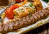Türkiye’nin en önemli gastronomi değerlerinden biri olan kebap, yalnızca mutfak kültürünün vazgeçilmez bir parçası değil, aynı zamanda turizm ekonomisi açısından da önemli bir gelir kaynağı olarak öne çıkıyor. Yerli ve yabancı turistlerin geleneksel lezzetlere olan ilgisi, kebap restoranlarının yıl boyunca yoğun müşteri ağırlamasını sağlarken şehir ekonomilerine de önemli katkılar sunuyor. Gastronomi odaklı seyahatlerin yaygınlaşmasıyla birlikte kebap, turistik destinasyonların tanıtımında güçlü bir unsur haline gelmiş durumda. Konulu bir haber görseli.