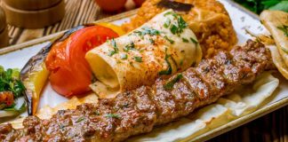 Türkiye’nin en önemli gastronomi değerlerinden biri olan kebap, yalnızca mutfak kültürünün vazgeçilmez bir parçası değil, aynı zamanda turizm ekonomisi açısından da önemli bir gelir kaynağı olarak öne çıkıyor. Yerli ve yabancı turistlerin geleneksel lezzetlere olan ilgisi, kebap restoranlarının yıl boyunca yoğun müşteri ağırlamasını sağlarken şehir ekonomilerine de önemli katkılar sunuyor. Gastronomi odaklı seyahatlerin yaygınlaşmasıyla birlikte kebap, turistik destinasyonların tanıtımında güçlü bir unsur haline gelmiş durumda. Konulu bir haber görseli.