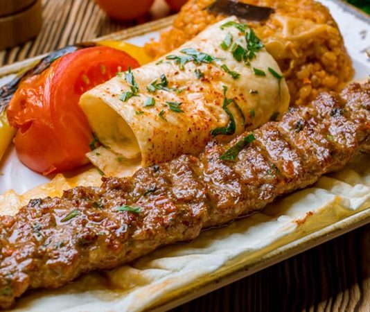 Türkiye’nin en önemli gastronomi değerlerinden biri olan kebap, yalnızca mutfak kültürünün vazgeçilmez bir parçası değil, aynı zamanda turizm ekonomisi açısından da önemli bir gelir kaynağı olarak öne çıkıyor. Yerli ve yabancı turistlerin geleneksel lezzetlere olan ilgisi, kebap restoranlarının yıl boyunca yoğun müşteri ağırlamasını sağlarken şehir ekonomilerine de önemli katkılar sunuyor. Gastronomi odaklı seyahatlerin yaygınlaşmasıyla birlikte kebap, turistik destinasyonların tanıtımında güçlü bir unsur haline gelmiş durumda. Konulu bir haber görseli.