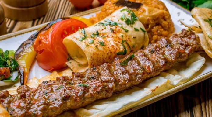 Türkiye’nin en önemli gastronomi değerlerinden biri olan kebap, yalnızca mutfak kültürünün vazgeçilmez bir parçası değil, aynı zamanda turizm ekonomisi açısından da önemli bir gelir kaynağı olarak öne çıkıyor. Yerli ve yabancı turistlerin geleneksel lezzetlere olan ilgisi, kebap restoranlarının yıl boyunca yoğun müşteri ağırlamasını sağlarken şehir ekonomilerine de önemli katkılar sunuyor. Gastronomi odaklı seyahatlerin yaygınlaşmasıyla birlikte kebap, turistik destinasyonların tanıtımında güçlü bir unsur haline gelmiş durumda. Konulu bir haber görseli.