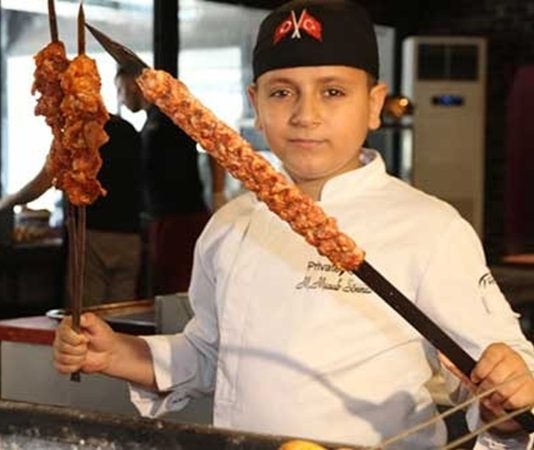 Türk mutfağının en köklü mesleklerinden biri olan kebapçılık, son yıllarda önemli bir dönüşüm sürecine girdi. Usta-çırak geleneğiyle nesilden nesile aktarılan bu meslek, günümüzün değişen tüketici alışkanlıkları, teknolojik gelişmeleri ve gastronomi anlayışıyla birlikte yeni bir kimlik kazanmaya başladı. Geleneksel tarifleri korurken modern işletmecilik anlayışını benimseyen yeni nesil kebapçılar, hem yerel hem de uluslararası pazarda dikkat çekmeyi başarıyor. Konulu bir haber görseli.