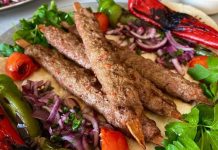 Kebap, Türk mutfağının en köklü lezzetlerinden biri olarak yüzyıllardır farklı bölgelerde çeşitli tariflerle hazırlanıyor. Bu zengin mutfak kültürünün en önemli unsurlarından biri ise baharat kullanımıdır. Baharatlar, yalnızca yemeğin lezzetini artırmakla kalmaz, aynı zamanda kebabın karakterini belirleyen temel unsurlar arasında yer alır. Günümüzde restoranlar, geleneksel tarifleri korurken aynı zamanda modern mutfak anlayışına uygun yeni baharat karışımları geliştirerek kebap çeşitlerini daha geniş bir kitleye ulaştırmayı hedefliyor. Konulu bir haber görseli.
