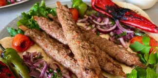 Kebap, Türk mutfağının en köklü lezzetlerinden biri olarak yüzyıllardır farklı bölgelerde çeşitli tariflerle hazırlanıyor. Bu zengin mutfak kültürünün en önemli unsurlarından biri ise baharat kullanımıdır. Baharatlar, yalnızca yemeğin lezzetini artırmakla kalmaz, aynı zamanda kebabın karakterini belirleyen temel unsurlar arasında yer alır. Günümüzde restoranlar, geleneksel tarifleri korurken aynı zamanda modern mutfak anlayışına uygun yeni baharat karışımları geliştirerek kebap çeşitlerini daha geniş bir kitleye ulaştırmayı hedefliyor. Konulu bir haber görseli.