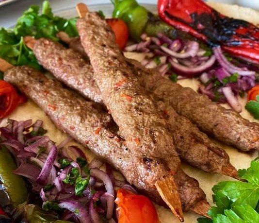 Kebap, Türk mutfağının en köklü lezzetlerinden biri olarak yüzyıllardır farklı bölgelerde çeşitli tariflerle hazırlanıyor. Bu zengin mutfak kültürünün en önemli unsurlarından biri ise baharat kullanımıdır. Baharatlar, yalnızca yemeğin lezzetini artırmakla kalmaz, aynı zamanda kebabın karakterini belirleyen temel unsurlar arasında yer alır. Günümüzde restoranlar, geleneksel tarifleri korurken aynı zamanda modern mutfak anlayışına uygun yeni baharat karışımları geliştirerek kebap çeşitlerini daha geniş bir kitleye ulaştırmayı hedefliyor. Konulu bir haber görseli.