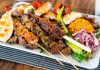 Kebapta coğrafi işaret tartışmaları, Türkiye’nin gastronomi mirası içinde en çok konuşulan başlıklardan biri haline gelmiş durumda. Özellikle farklı şehirlerin kebap çeşitleri üzerindeki sahiplik iddiaları, hem gastronomi uzmanları hem de yerel üreticiler arasında yoğun bir fikir ayrılığı yaratıyor. Coğrafi işaretin hangi ürüne, hangi standartlarla verileceği konusu ise bu tartışmanın merkezinde yer alıyor. Konulu bir haber görseli.