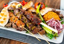 Kebapta coğrafi işaret tartışmaları, Türkiye’nin gastronomi mirası içinde en çok konuşulan başlıklardan biri haline gelmiş durumda. Özellikle farklı şehirlerin kebap çeşitleri üzerindeki sahiplik iddiaları, hem gastronomi uzmanları hem de yerel üreticiler arasında yoğun bir fikir ayrılığı yaratıyor. Coğrafi işaretin hangi ürüne, hangi standartlarla verileceği konusu ise bu tartışmanın merkezinde yer alıyor. Konulu bir haber görseli.