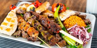 Kebapta coğrafi işaret tartışmaları, Türkiye’nin gastronomi mirası içinde en çok konuşulan başlıklardan biri haline gelmiş durumda. Özellikle farklı şehirlerin kebap çeşitleri üzerindeki sahiplik iddiaları, hem gastronomi uzmanları hem de yerel üreticiler arasında yoğun bir fikir ayrılığı yaratıyor. Coğrafi işaretin hangi ürüne, hangi standartlarla verileceği konusu ise bu tartışmanın merkezinde yer alıyor. Konulu bir haber görseli.
