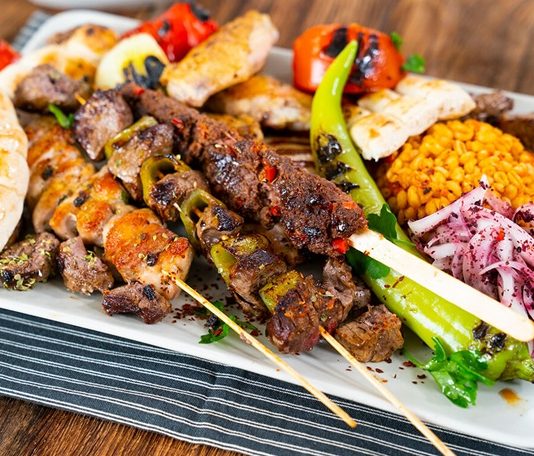 Kebapta coğrafi işaret tartışmaları, Türkiye’nin gastronomi mirası içinde en çok konuşulan başlıklardan biri haline gelmiş durumda. Özellikle farklı şehirlerin kebap çeşitleri üzerindeki sahiplik iddiaları, hem gastronomi uzmanları hem de yerel üreticiler arasında yoğun bir fikir ayrılığı yaratıyor. Coğrafi işaretin hangi ürüne, hangi standartlarla verileceği konusu ise bu tartışmanın merkezinde yer alıyor. Konulu bir haber görseli.