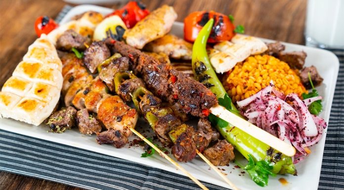 Kebapta coğrafi işaret tartışmaları, Türkiye’nin gastronomi mirası içinde en çok konuşulan başlıklardan biri haline gelmiş durumda. Özellikle farklı şehirlerin kebap çeşitleri üzerindeki sahiplik iddiaları, hem gastronomi uzmanları hem de yerel üreticiler arasında yoğun bir fikir ayrılığı yaratıyor. Coğrafi işaretin hangi ürüne, hangi standartlarla verileceği konusu ise bu tartışmanın merkezinde yer alıyor. Konulu bir haber görseli.