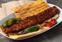 Kebap sektöründe üretim süreçleri yalnızca lezzet ve hizmet kalitesiyle değil, aynı zamanda enerji kullanımı açısından da giderek daha fazla önem kazanıyor. Özellikle restoran işletmelerinde artan maliyetler, enerji verimliliğini stratejik bir konu haline getirmiş durumda. Izgara sistemlerinden mutfak ekipmanlarına, soğutma ünitelerinden aydınlatmaya kadar her alanda kullanılan enerji miktarı, işletmelerin toplam giderlerini doğrudan etkiliyor. Konulu bir haber görseli.