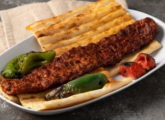 Kebap sektöründe üretim süreçleri yalnızca lezzet ve hizmet kalitesiyle değil, aynı zamanda enerji kullanımı açısından da giderek daha fazla önem kazanıyor. Özellikle restoran işletmelerinde artan maliyetler, enerji verimliliğini stratejik bir konu haline getirmiş durumda. Izgara sistemlerinden mutfak ekipmanlarına, soğutma ünitelerinden aydınlatmaya kadar her alanda kullanılan enerji miktarı, işletmelerin toplam giderlerini doğrudan etkiliyor. Konulu bir haber görseli.