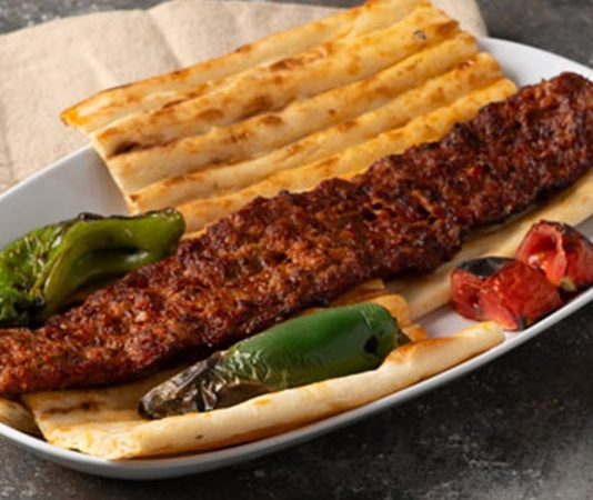Kebapta Enerji Kullanımı Kebap sektöründe üretim süreçleri yalnızca lezzet ve hizmet kalitesiyle değil, aynı zamanda enerji kullanımı açısından da giderek daha fazla önem kazanıyor. Özellikle restoran işletmelerinde artan maliyetler, enerji verimliliğini stratejik bir konu haline getirmiş durumda. Izgara sistemlerinden mutfak ekipmanlarına, soğutma ünitelerinden aydınlatmaya kadar her alanda kullanılan enerji miktarı, işletmelerin toplam giderlerini doğrudan etkiliyor. Konulu bir haber görseli.