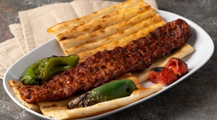 Kebapta Enerji Kullanımı Kebap sektöründe üretim süreçleri yalnızca lezzet ve hizmet kalitesiyle değil, aynı zamanda enerji kullanımı açısından da giderek daha fazla önem kazanıyor. Özellikle restoran işletmelerinde artan maliyetler, enerji verimliliğini stratejik bir konu haline getirmiş durumda. Izgara sistemlerinden mutfak ekipmanlarına, soğutma ünitelerinden aydınlatmaya kadar her alanda kullanılan enerji miktarı, işletmelerin toplam giderlerini doğrudan etkiliyor. Konulu bir haber görseli.