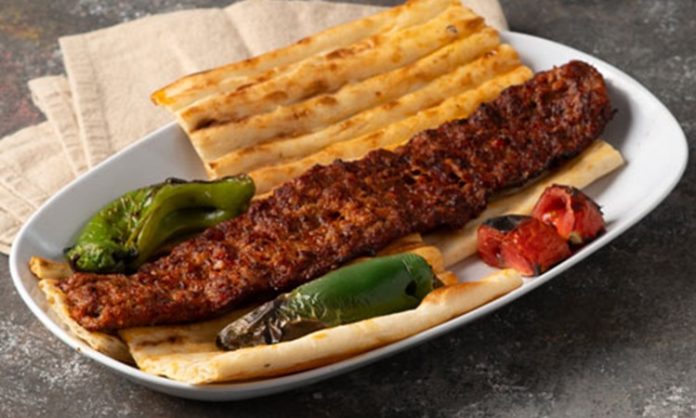 Kebapta Enerji Kullanımı Kebap sektöründe üretim süreçleri yalnızca lezzet ve hizmet kalitesiyle değil, aynı zamanda enerji kullanımı açısından da giderek daha fazla önem kazanıyor. Özellikle restoran işletmelerinde artan maliyetler, enerji verimliliğini stratejik bir konu haline getirmiş durumda. Izgara sistemlerinden mutfak ekipmanlarına, soğutma ünitelerinden aydınlatmaya kadar her alanda kullanılan enerji miktarı, işletmelerin toplam giderlerini doğrudan etkiliyor. Konulu bir haber görseli.