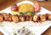 Kebap, Türkiye’nin en önemli gastronomi değerlerinden biri olarak yalnızca lezzetiyle değil, üretim aşamasındaki kalite standartlarıyla da dikkat çekiyor. Bir kebabın lezzetini belirleyen en önemli unsurların başında kullanılan et tedarik zinciri geliyor. Hayvancılık işletmelerinden başlayan süreç; kesimhaneler, soğuk zincir taşımacılığı, kasaplar ve restoran mutfaklarına kadar uzanan birçok aşamadan oluşuyor. Bu zincirin herhangi bir halkasında yaşanabilecek aksaklık hem ürün kalitesini hem de tüketici sağlığını doğrudan etkileyebiliyor. Konulu bir haber görseli.