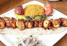Kebapta Et Tedarik Zinciri Kebap, Türkiye’nin en önemli gastronomi değerlerinden biri olarak yalnızca lezzetiyle değil, üretim aşamasındaki kalite standartlarıyla da dikkat çekiyor. Bir kebabın lezzetini belirleyen en önemli unsurların başında kullanılan et tedarik zinciri geliyor. Hayvancılık işletmelerinden başlayan süreç; kesimhaneler, soğuk zincir taşımacılığı, kasaplar ve restoran mutfaklarına kadar uzanan birçok aşamadan oluşuyor. Bu zincirin herhangi bir halkasında yaşanabilecek aksaklık hem ürün kalitesini hem de tüketici sağlığını doğrudan etkileyebiliyor. Konulu bir haber görseli.