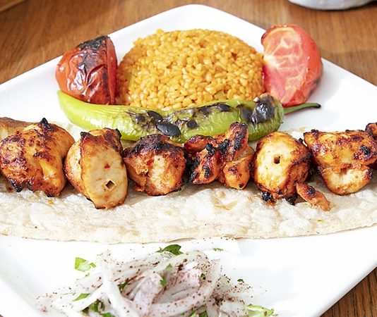 Kebap, Türkiye’nin en önemli gastronomi değerlerinden biri olarak yalnızca lezzetiyle değil, üretim aşamasındaki kalite standartlarıyla da dikkat çekiyor. Bir kebabın lezzetini belirleyen en önemli unsurların başında kullanılan et tedarik zinciri geliyor. Hayvancılık işletmelerinden başlayan süreç; kesimhaneler, soğuk zincir taşımacılığı, kasaplar ve restoran mutfaklarına kadar uzanan birçok aşamadan oluşuyor. Bu zincirin herhangi bir halkasında yaşanabilecek aksaklık hem ürün kalitesini hem de tüketici sağlığını doğrudan etkileyebiliyor. Konulu bir haber görseli.