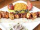 Kebap, Türkiye’nin en önemli gastronomi değerlerinden biri olarak yalnızca lezzetiyle değil, üretim aşamasındaki kalite standartlarıyla da dikkat çekiyor. Bir kebabın lezzetini belirleyen en önemli unsurların başında kullanılan et tedarik zinciri geliyor. Hayvancılık işletmelerinden başlayan süreç; kesimhaneler, soğuk zincir taşımacılığı, kasaplar ve restoran mutfaklarına kadar uzanan birçok aşamadan oluşuyor. Bu zincirin herhangi bir halkasında yaşanabilecek aksaklık hem ürün kalitesini hem de tüketici sağlığını doğrudan etkileyebiliyor. Konulu bir haber görseli.
