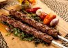 Türkiye’nin en hızlı büyüyen gastronomi alanlarından biri olan kebap sektörü, son yıllarda markalaşma ve kurumsallaşma süreçleriyle birlikte franchise büyüme stratejileri üzerinden önemli bir genişleme yaşamaktadır. Özellikle büyük şehirlerden küçük yerleşimlere kadar yayılan bu model, hem yatırımcılar hem de tüketiciler açısından yeni fırsatlar yaratmaktadır. Konulu bir haber görseli.