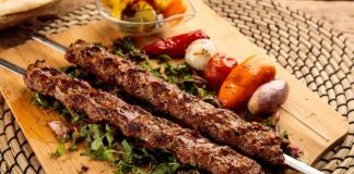 Türkiye’nin en hızlı büyüyen gastronomi alanlarından biri olan kebap sektörü, son yıllarda markalaşma ve kurumsallaşma süreçleriyle birlikte franchise büyüme stratejileri üzerinden önemli bir genişleme yaşamaktadır. Özellikle büyük şehirlerden küçük yerleşimlere kadar yayılan bu model, hem yatırımcılar hem de tüketiciler açısından yeni fırsatlar yaratmaktadır. Konulu bir haber görseli.