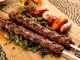 Türkiye’nin en hızlı büyüyen gastronomi alanlarından biri olan kebap sektörü, son yıllarda markalaşma ve kurumsallaşma süreçleriyle birlikte franchise büyüme stratejileri üzerinden önemli bir genişleme yaşamaktadır. Özellikle büyük şehirlerden küçük yerleşimlere kadar yayılan bu model, hem yatırımcılar hem de tüketiciler açısından yeni fırsatlar yaratmaktadır. Konulu bir haber görseli.