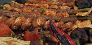 Türkiye’nin gastronomi kültürü içinde önemli bir yere sahip olan kebap, yüzyıllardır aktarılan geleneksel tarifler sayesinde günümüze ulaşmış köklü bir mutfak mirasıdır. Bölgesel farklılıklarla zenginleşen kebap çeşitleri, yalnızca bir yemek kültürü değil aynı zamanda toplumların yaşam biçimlerini, üretim alışkanlıklarını ve kültürel değerlerini yansıtan önemli bir unsur olarak kabul edilmektedir. Konulu bir haber görseli.