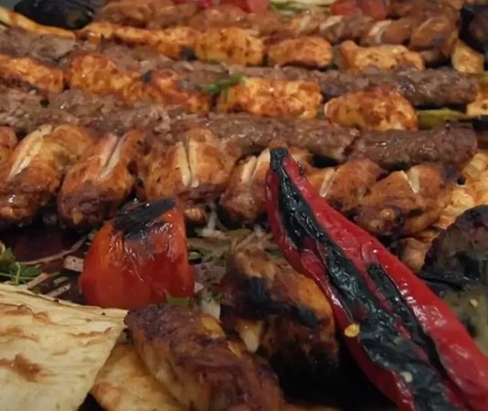 Türkiye’nin gastronomi kültürü içinde önemli bir yere sahip olan kebap, yüzyıllardır aktarılan geleneksel tarifler sayesinde günümüze ulaşmış köklü bir mutfak mirasıdır. Bölgesel farklılıklarla zenginleşen kebap çeşitleri, yalnızca bir yemek kültürü değil aynı zamanda toplumların yaşam biçimlerini, üretim alışkanlıklarını ve kültürel değerlerini yansıtan önemli bir unsur olarak kabul edilmektedir. Konulu bir haber görseli.